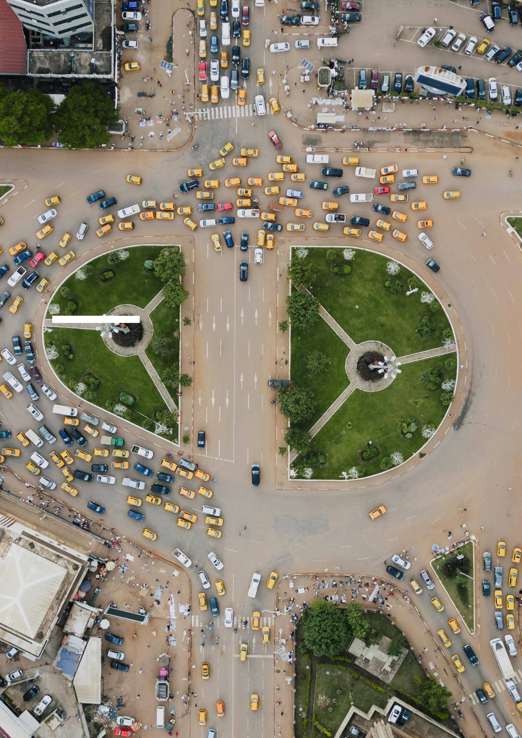 Vue aérienne d'un carrefour animé au Cameroun, illustrant le dynamisme urbain et économique du pays